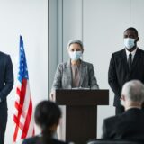 Ce înseamnă embargo de presă și cum îl folosești corect