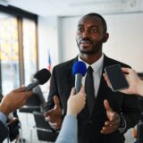 Cum construiești o listă de contacte media pentru comunicatele companiei tale